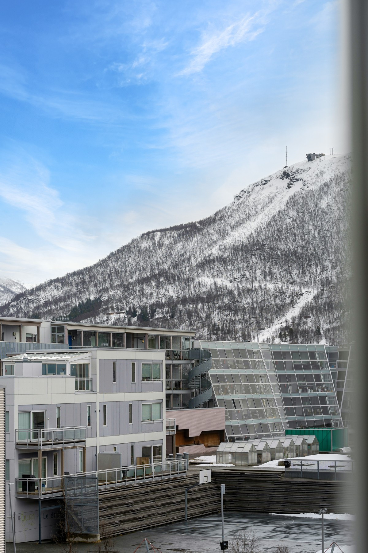 Fra boligen er det flott utsikt mot Fjellheisen