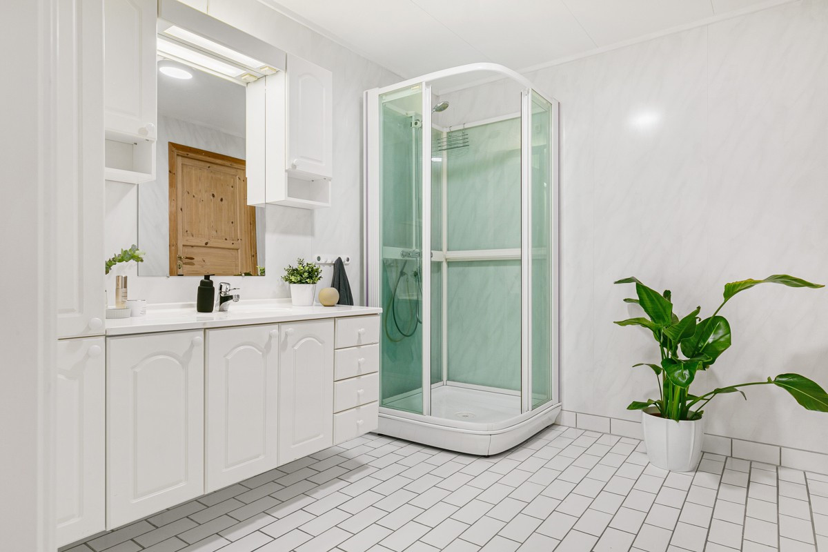 Badet er flislagt med gulvvarme