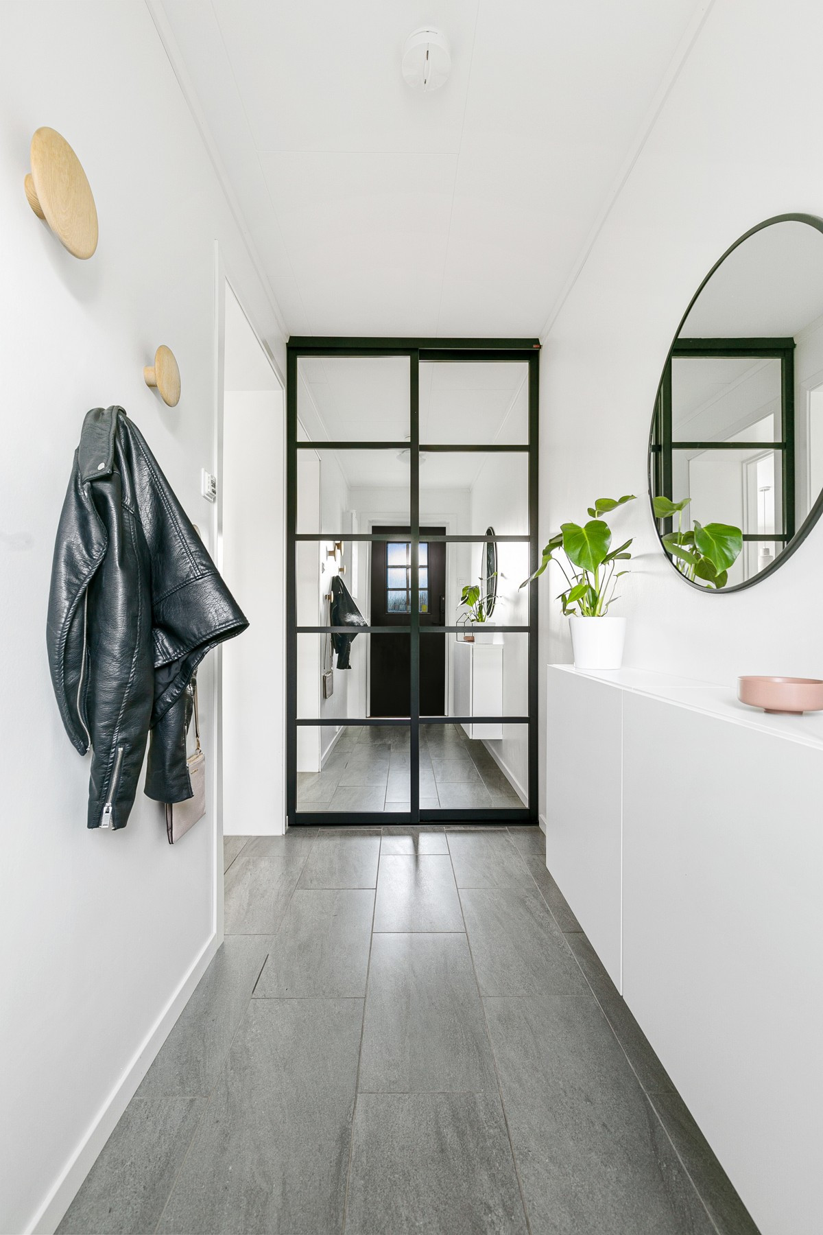Gangen er utstyrt med en stilig skyvedørsgarderobe og fliselagt gulv!