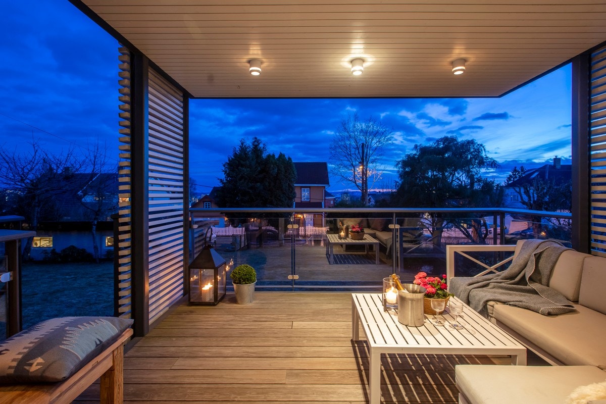 Stor terrasse med utgang videre til hage Galleribilde