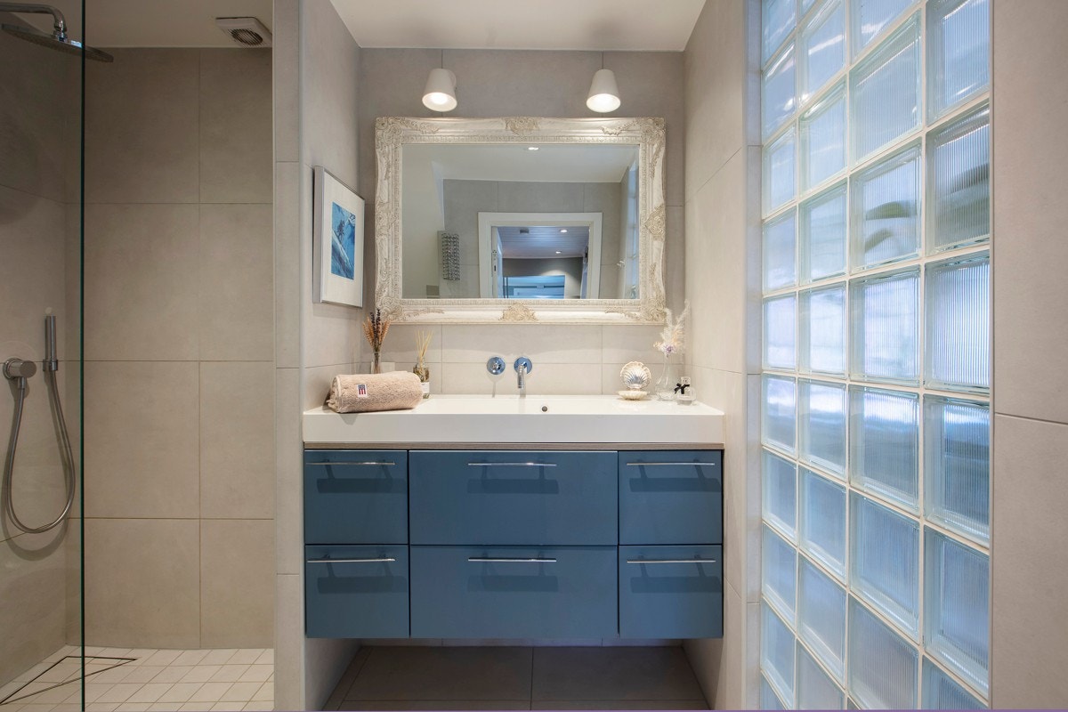 Pent, flislagt bad i 1.etasje Galleribilde