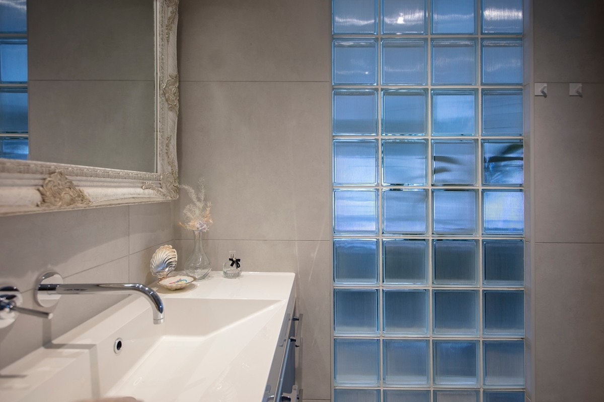 Pent, flislagt bad i 1.etasje Galleribilde