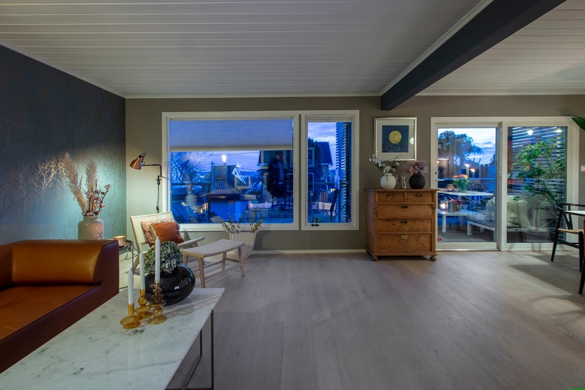 Stue - Store vinduer gir rikelig med naturlig lys Galleribilde