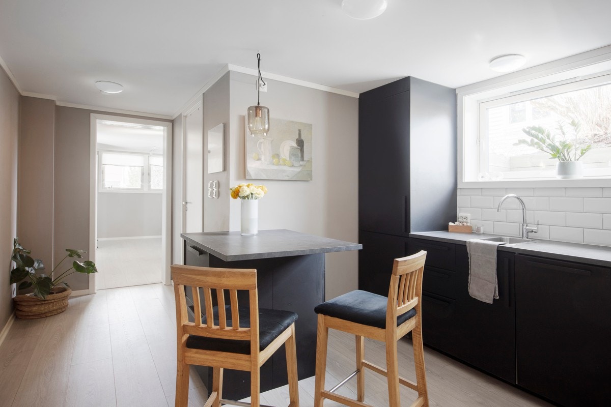 Del av kjeller med egen inngang(hybel) - Kjøkken. Egen strømmåler for denne delen av kjeller. Galleribilde