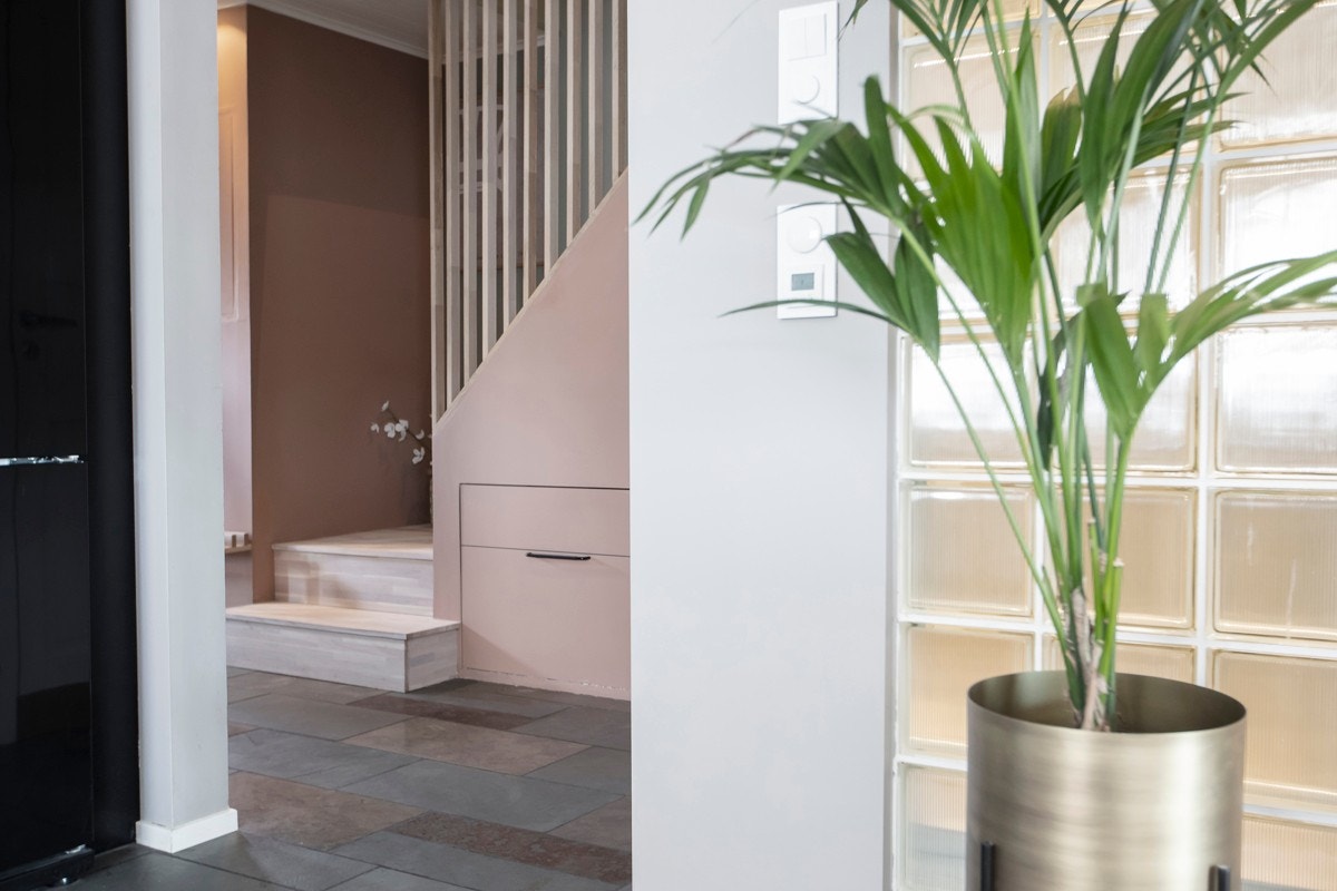 Lekker trapp med spiler og plassbygd oppbevaringsløsning Galleribilde