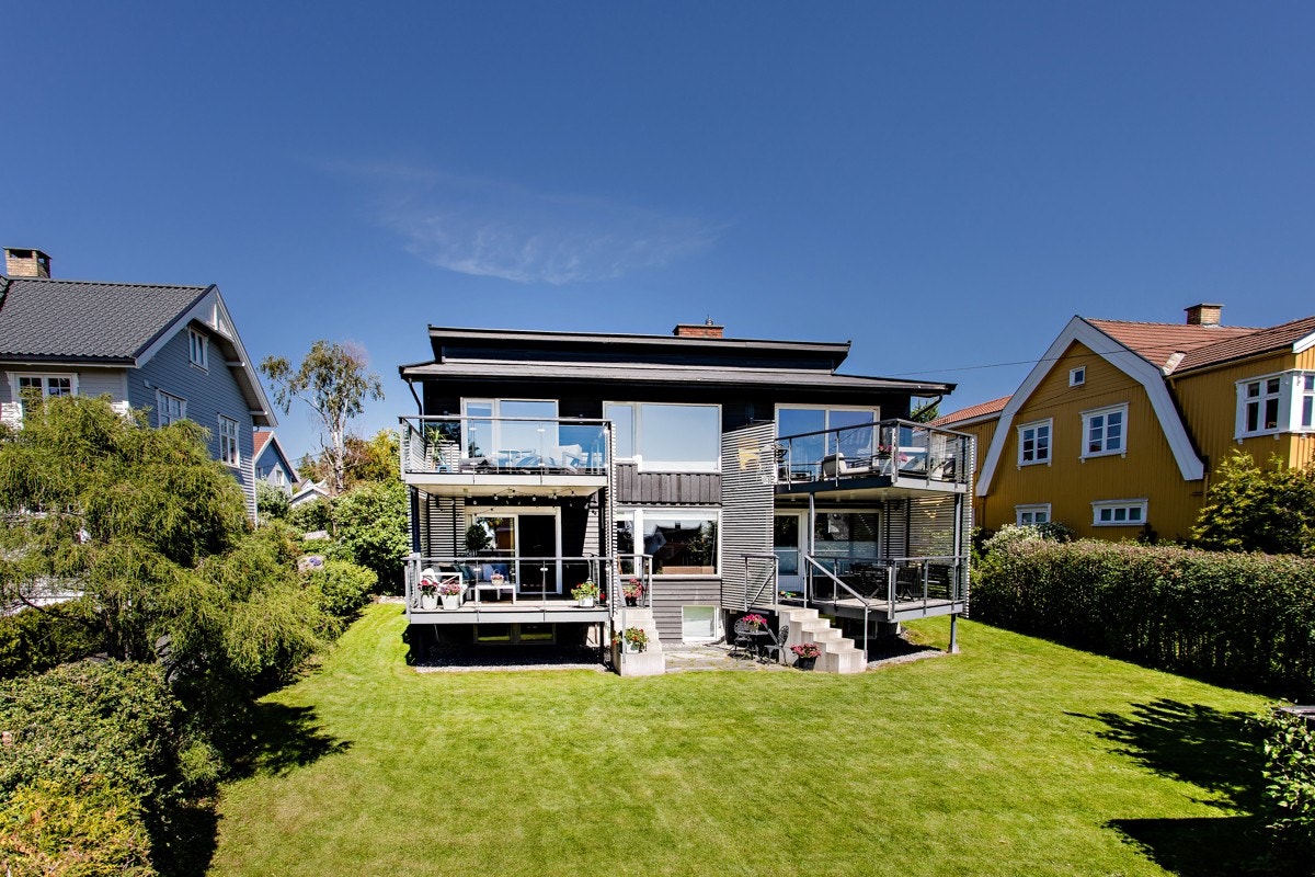 Boligen er omkranset av flotte grøntareal Galleribilde