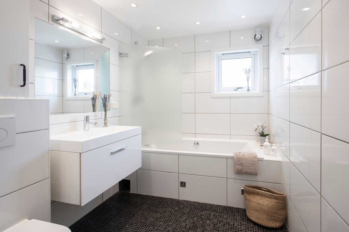 Pent, flislagt bad i 2.etasje Galleribilde