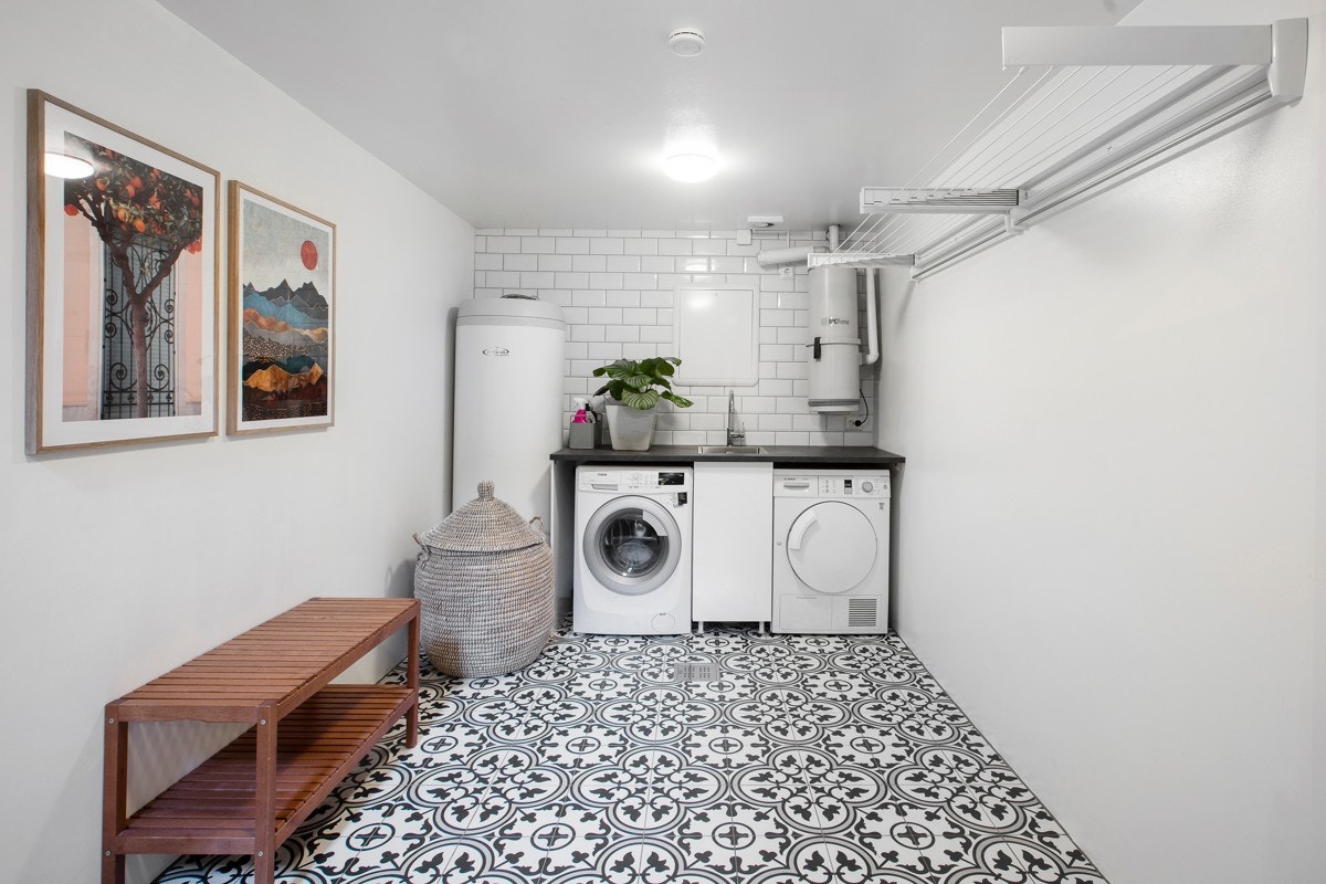 Meget stort vaskerom, ca. 15 kvm gir rikelig med lgrinsplass, eventuelt treningsrom Galleribilde