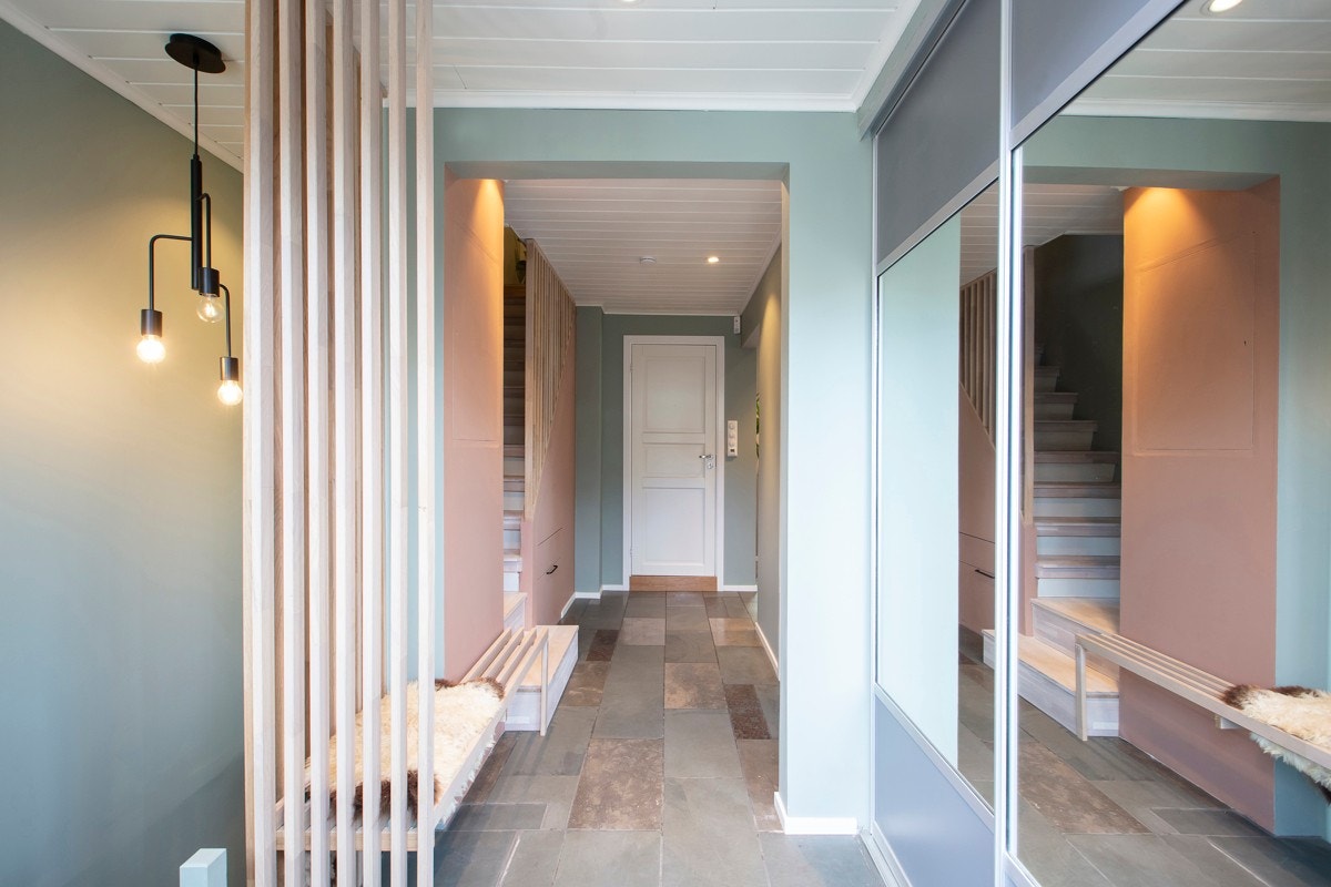 Romslig entrè med god plass til å henge fra seg yttertøy. Skyvedørsgarderobe med speildører. Galleribilde