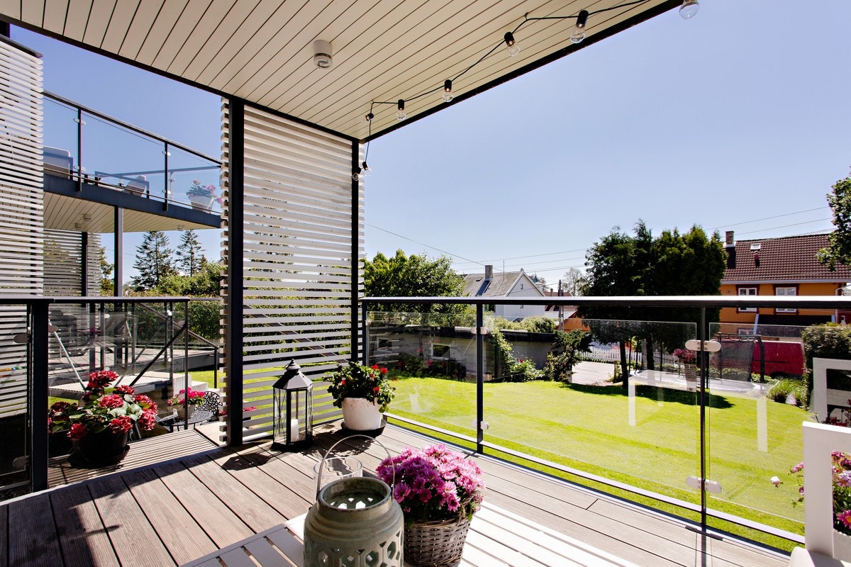 Solrik terrasse med utgang videre til hage Galleribilde