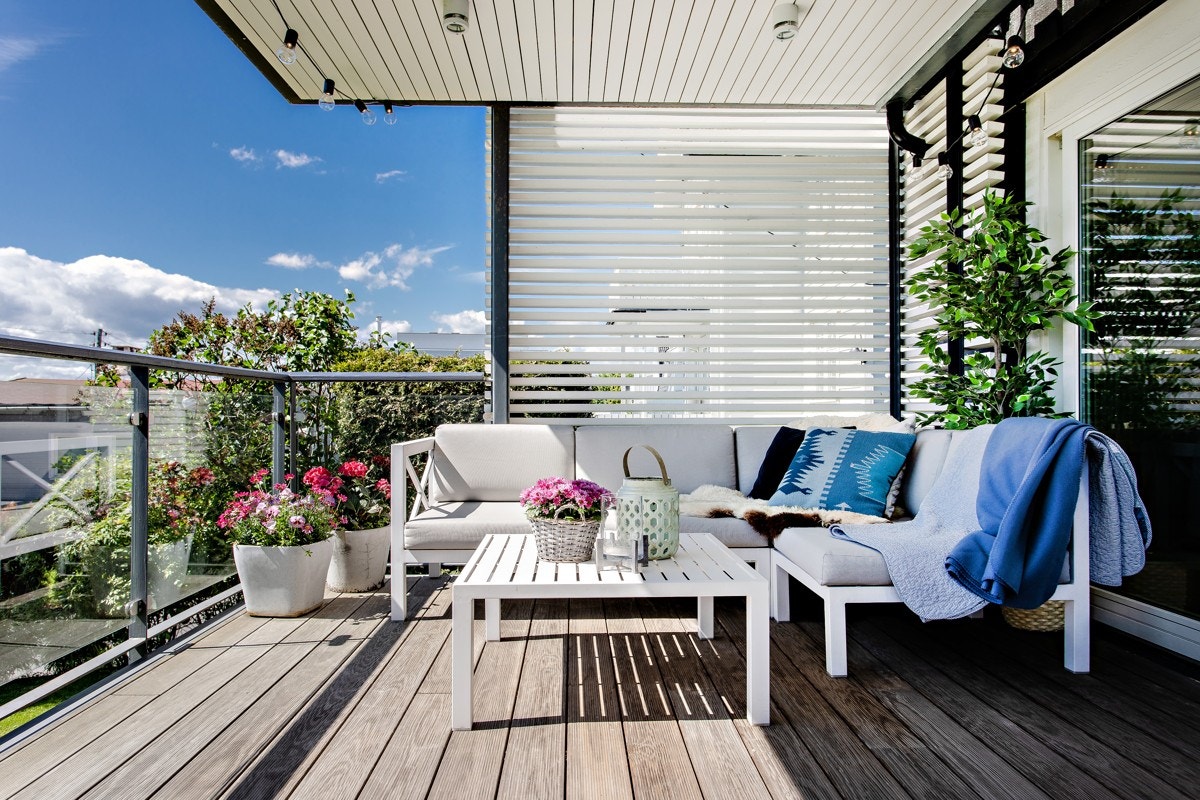 Stor terrasse med utgang videre til hage Galleribilde