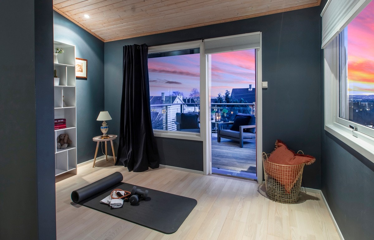 Hovedsoverom med flott utsikt og utgang til terrasse Galleribilde