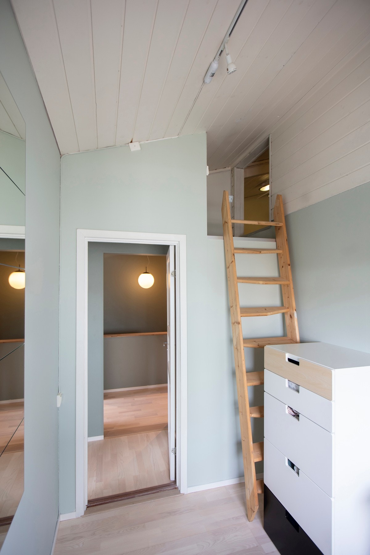 Soverom nr. 4 har trappeadkomst til hemsen Galleribilde
