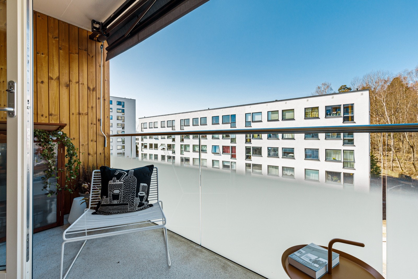 Vestvendt overbygget balkong med markise. Galleribilde