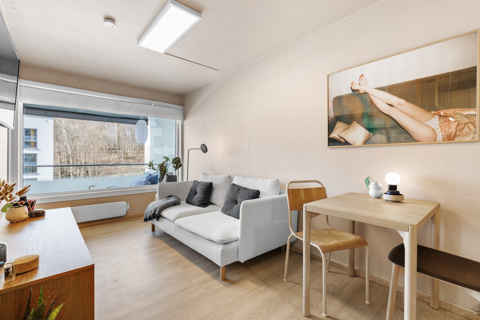 Stort vindu i stue gir rommet godt med lys. Galleribilde