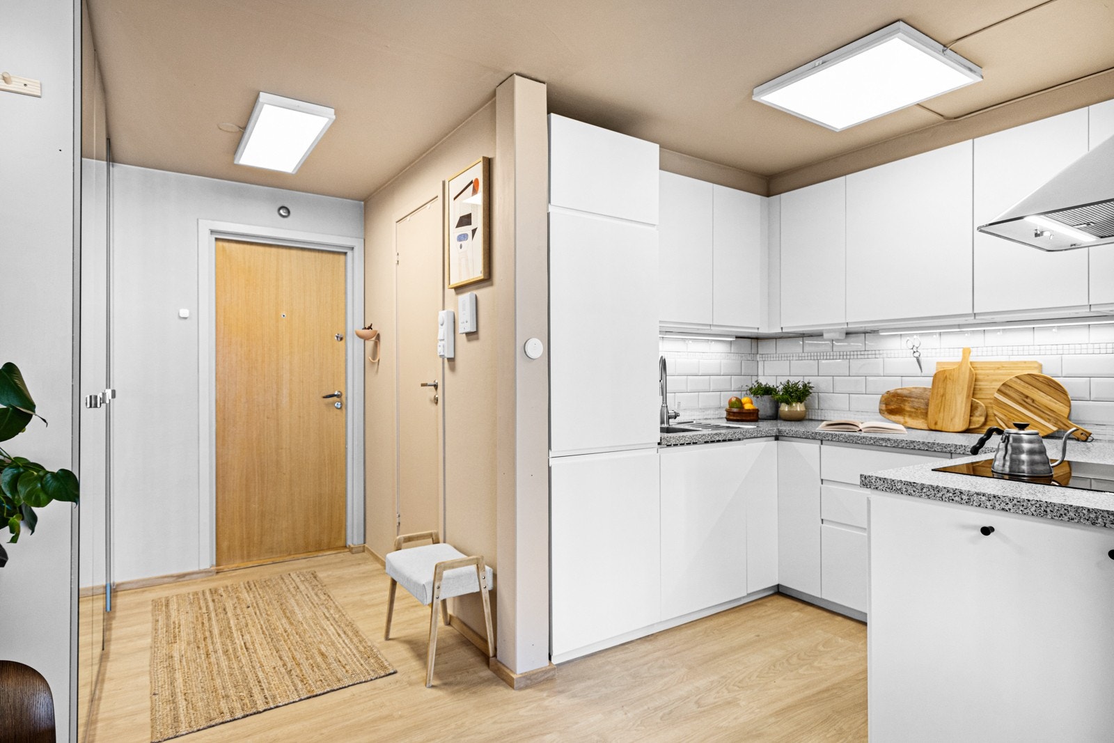 Kjøkken og entré med adgang til bad. Galleribilde