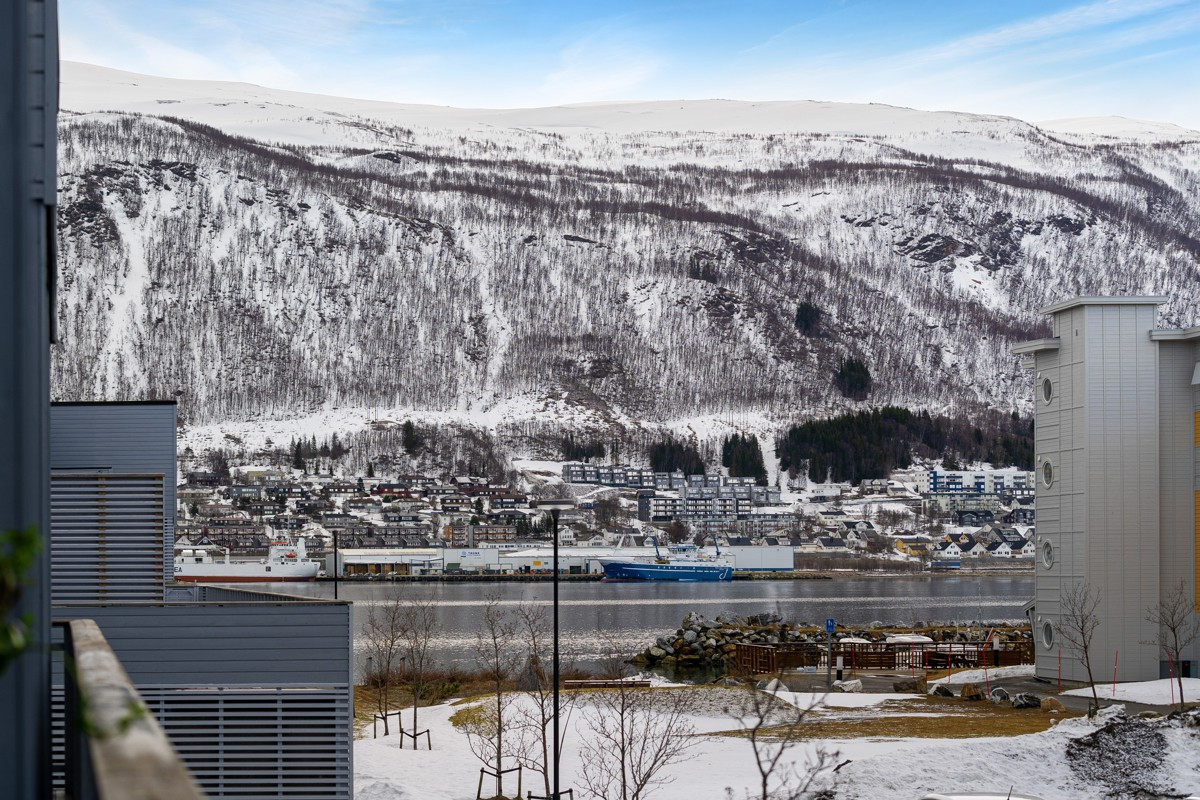 Fantastisk utsikt mot fastlandet og Fjellheisen!