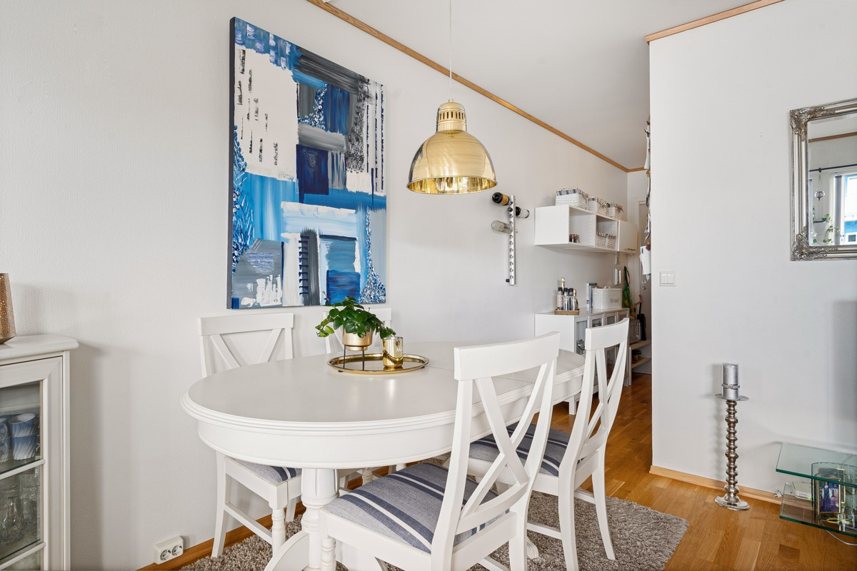 Det er god plass til spisebord i det åpne rommet