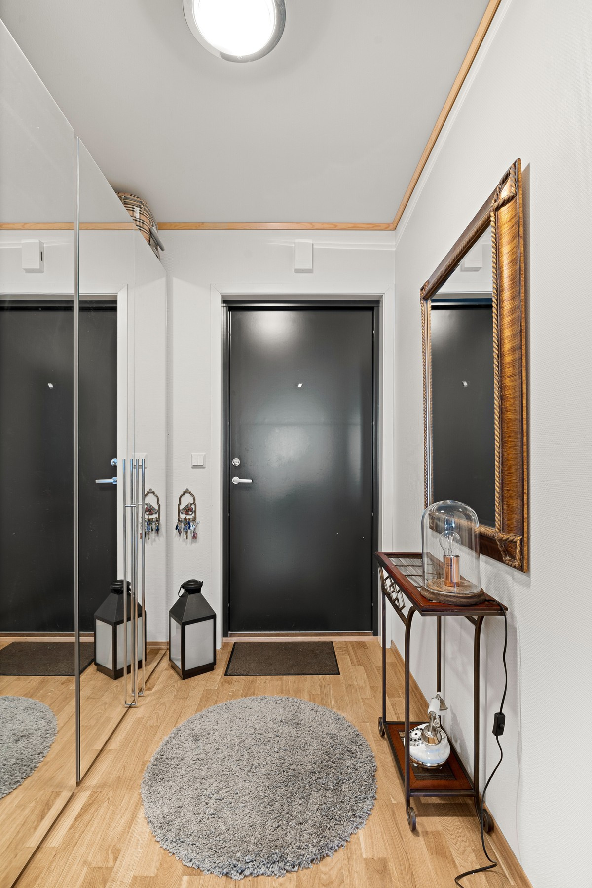 Entré med speilgarderobe