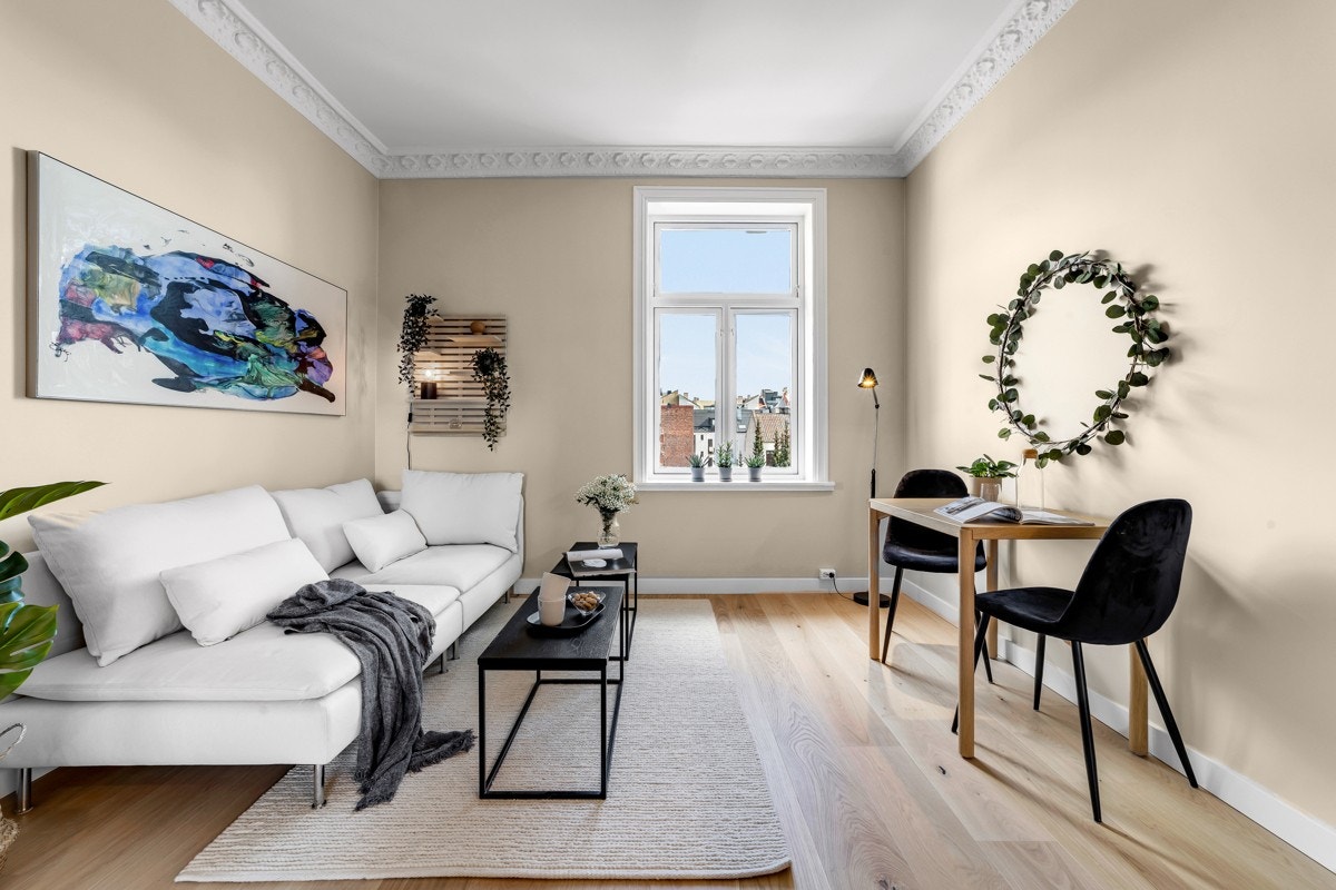 Klassiske detaljer som rosett og stukkatur i tak, enstavs parkett på gulv og malte overflater Galleribilde