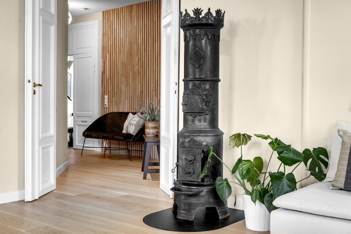 Midt i rommet er det plassert en pen rundovn. Denne er synlig fra hele stuen og bidrar til en god og lun atmosfære Galleribilde