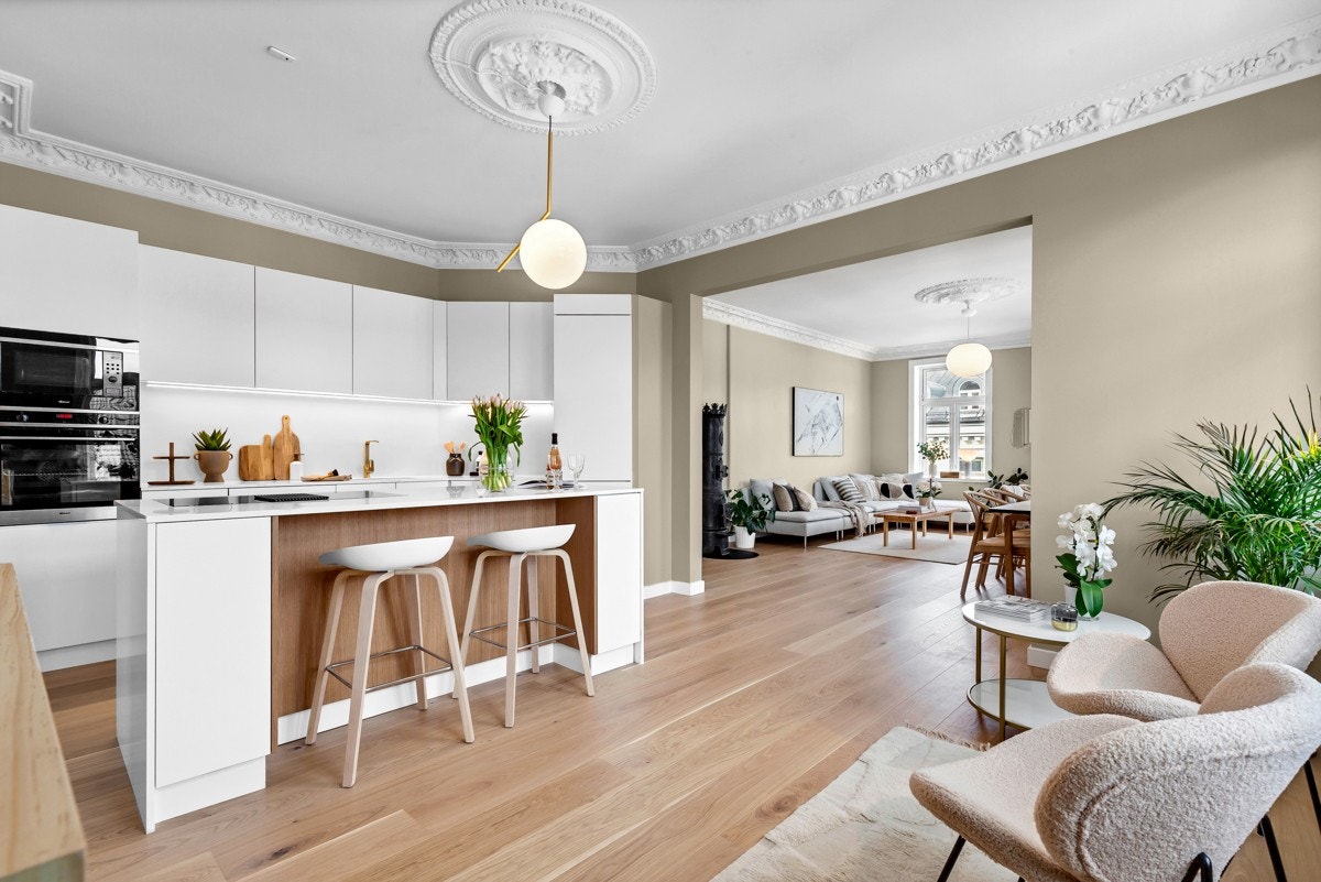 Lekkert Kvik Senti kjøkkeninnredning som byr på en fin kombinasjon av skap- og benkeplass. Eksklusiv Calacatta Goldlight benkeplate, nedfelt utslagsvask med ett-greps blandebatteri. Lys under overskap Galleribilde