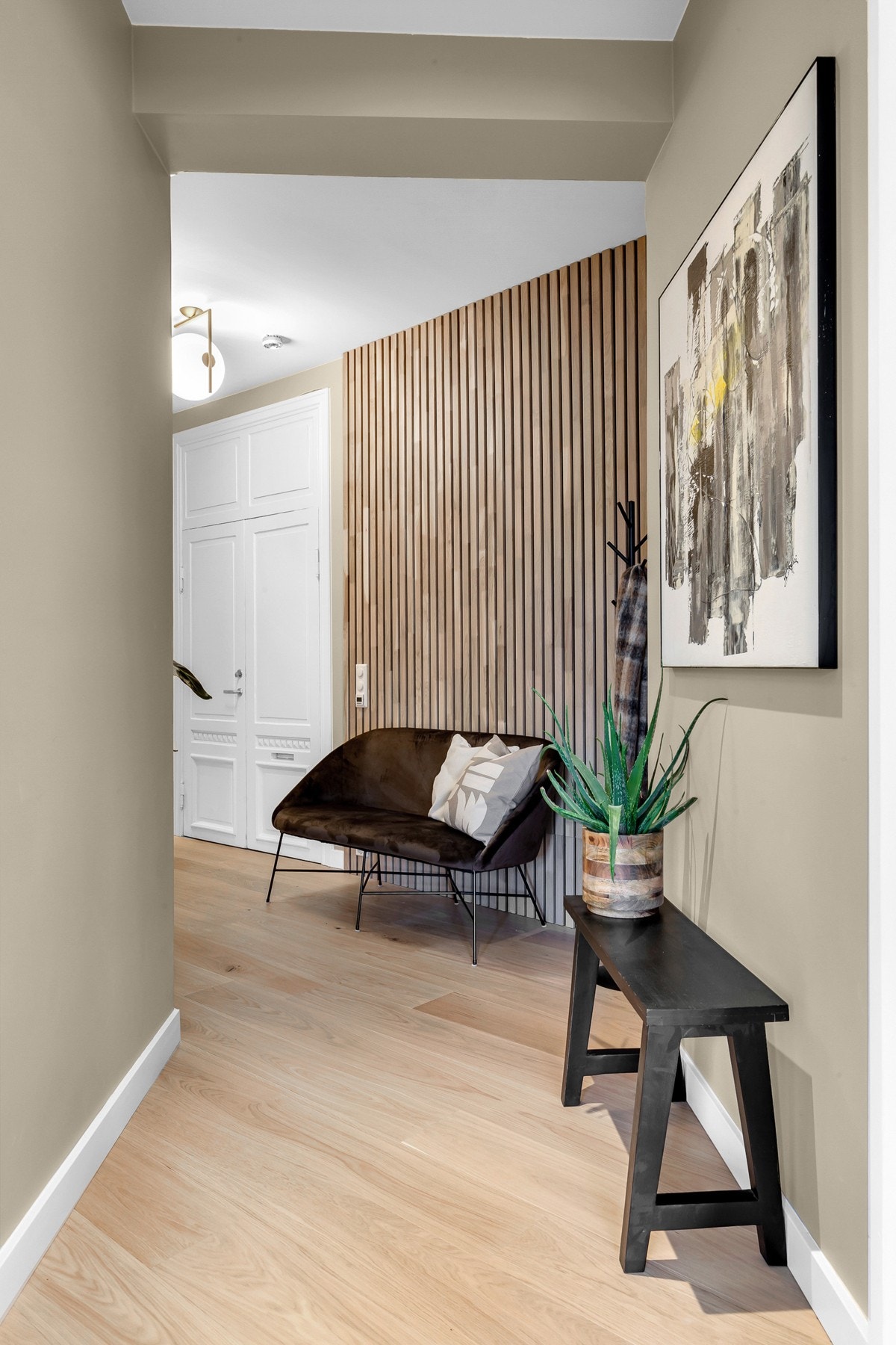 Lekre detaljer som spilevegg og stort speil Galleribilde