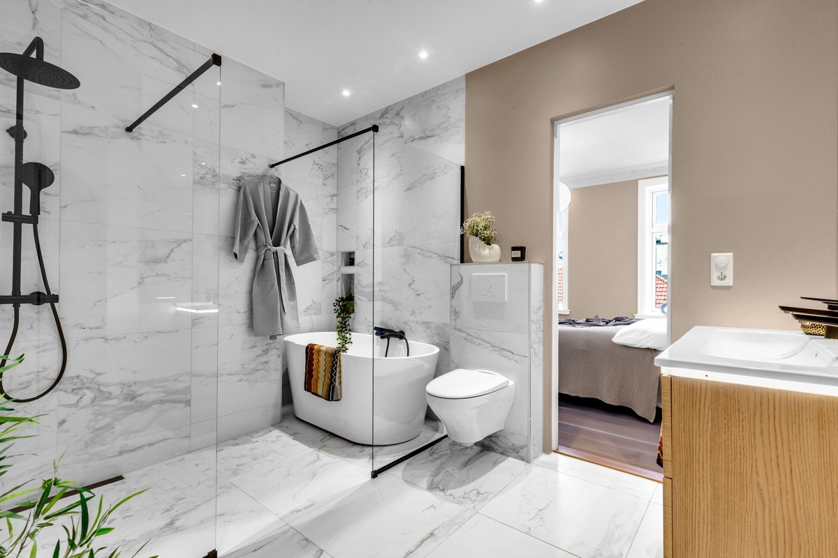 Inngang til baderom fra gang og hovedsoverom Galleribilde