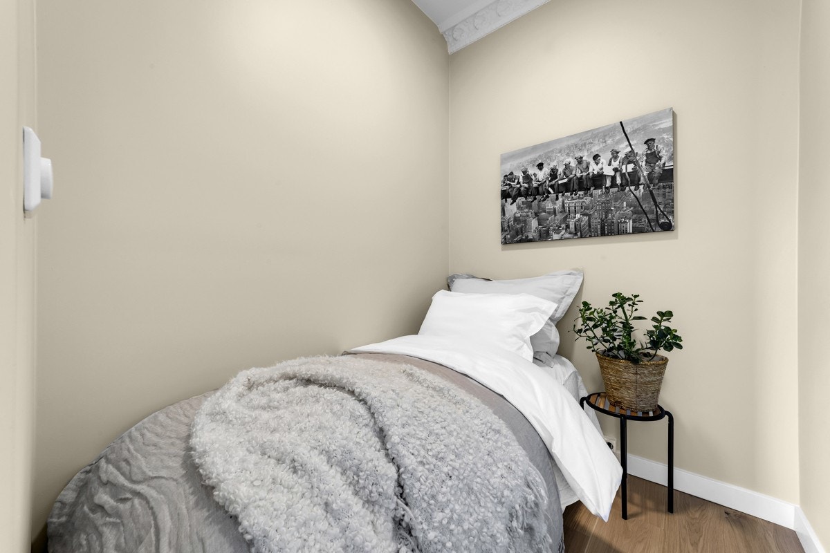 Alkoveløsning med plass til seng og nattbord Galleribilde