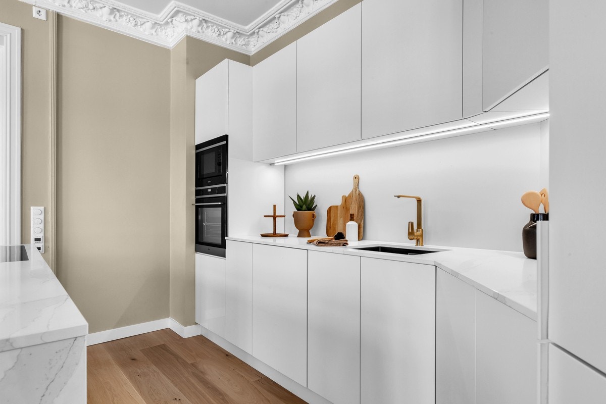 Integrerte hvitevarer som komfyr, induksjonstopp (Eico Nicola Tesla med integrert ventilator), mikro, oppvaskmaskin samt kjøl og frys som medfølger ved salg Galleribilde