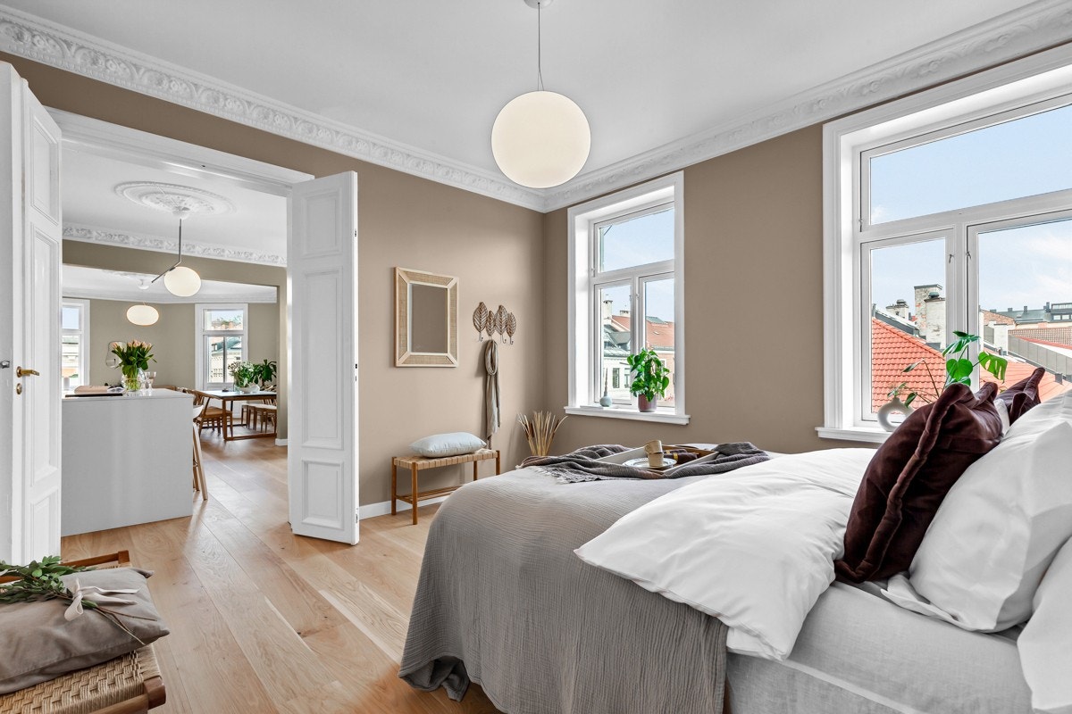 Boligen har i alt tre soverom som alle er av god størrelse. God takhøyde og store vinduer i alle rom er med på å gi en luftig romfølelse Galleribilde