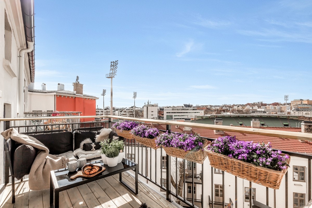 Fra det ene soverommet er det utgang til vestvendt balkong på 6 kvm, som i likhet med den andre har hyggelig utsyn Galleribilde