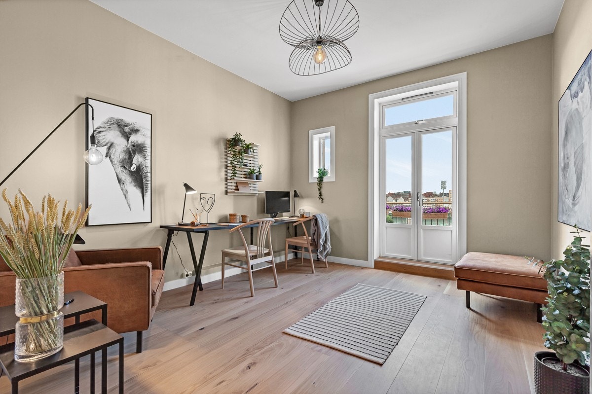 Stort hjemmekontor, soverom eller TV-stue med direkte utgang til romslig, vestvendt balkong. God plass til dobbeltseng, garderobeskap, kontorpult +++. Et rom med mange muligheter Galleribilde