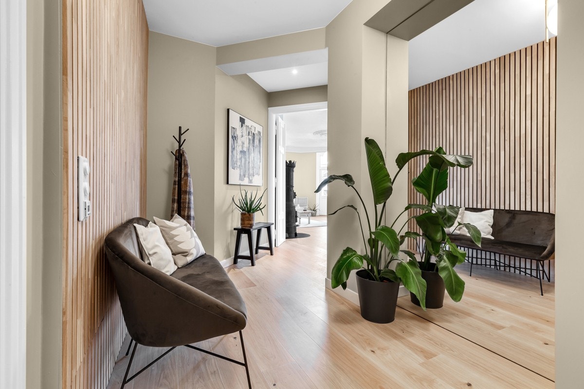 Ditt første møte med leiligheten er en innbydende entré som fungerer som et praktisk knutepunkt for resten av boligen Galleribilde