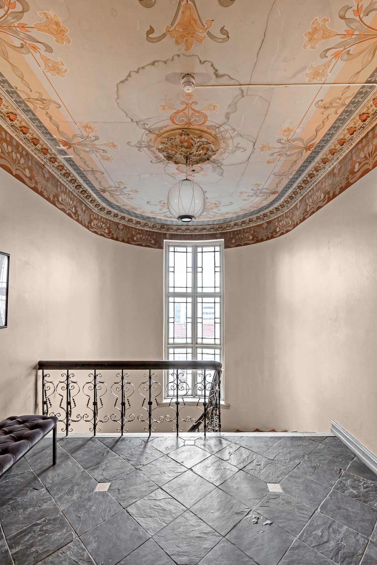 Hyggelig trapperom med originalt maleri i tak Galleribilde