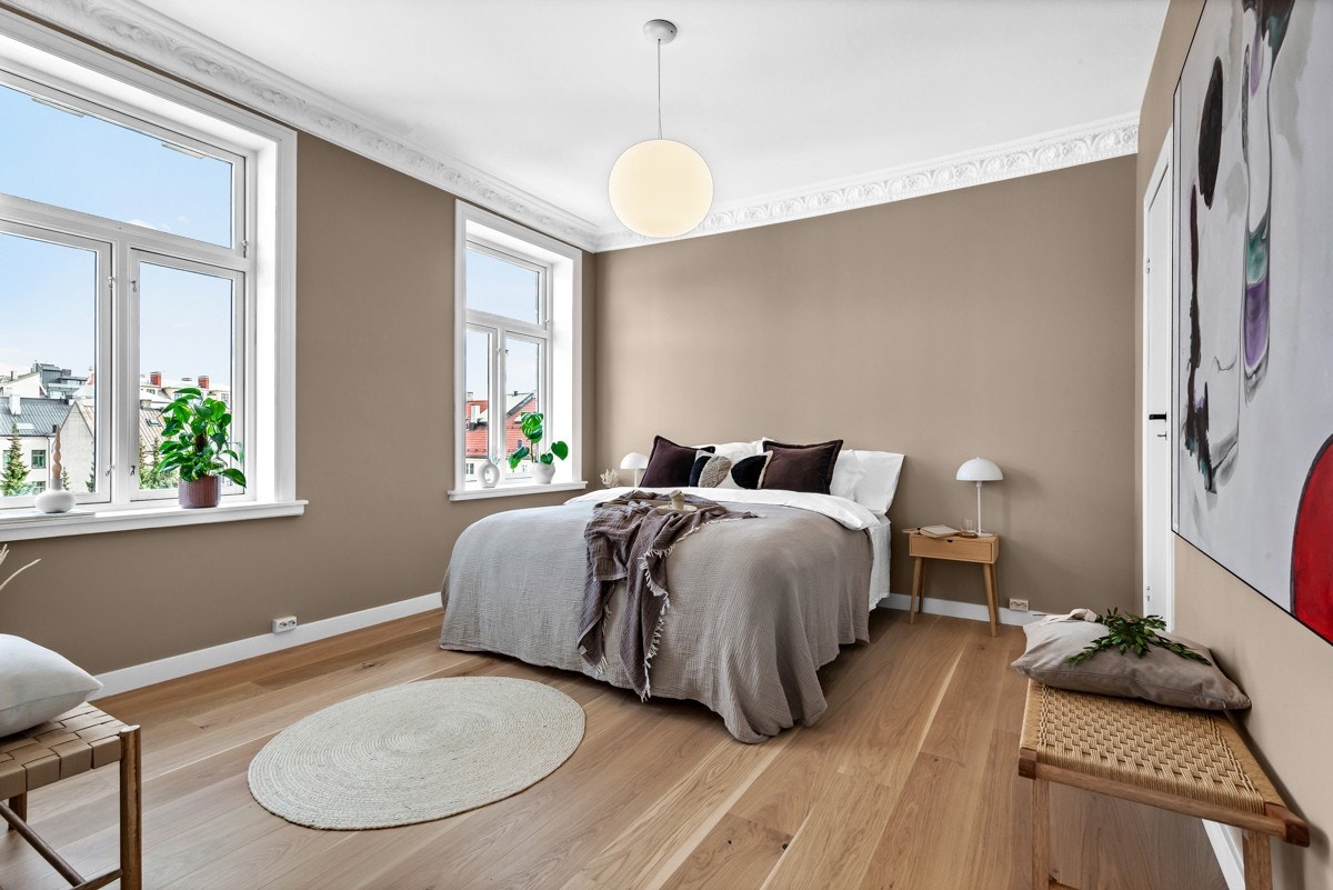 Hovedsoverommet er meget romslig med plass til dobbeltseng, nattbord og oppbevaringsløsninger Galleribilde