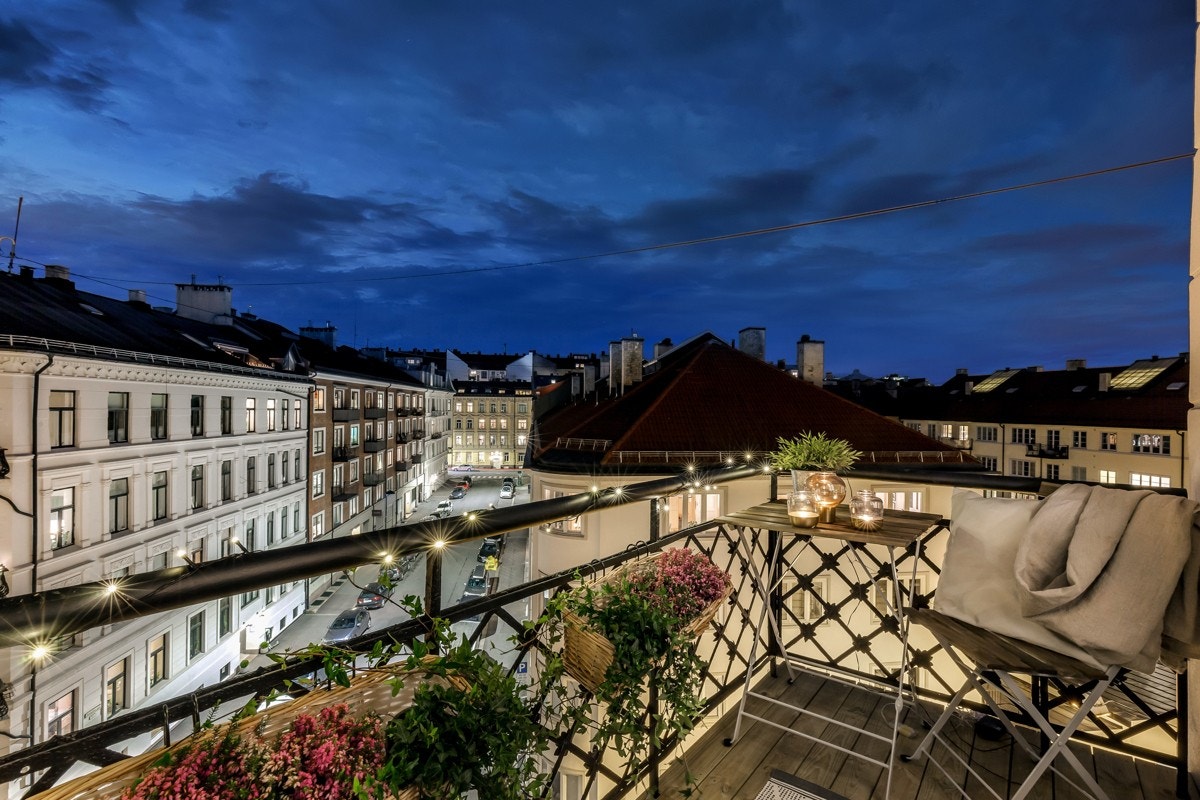 Fra stuen er det utgang til østvendt balkong på ca 3 kvm med hyggelig utsyn. Plass til liten sittegruppe Galleribilde