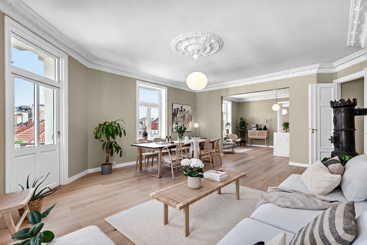 Her legger du merke til de klassiske detaljene som god takhøyde (2,84m), rosett, stukkatur, store vinduer og dype karmer som gjør at rommet får rikelig med naturlig lysinnslipp og en luftig romfølelse Galleribilde