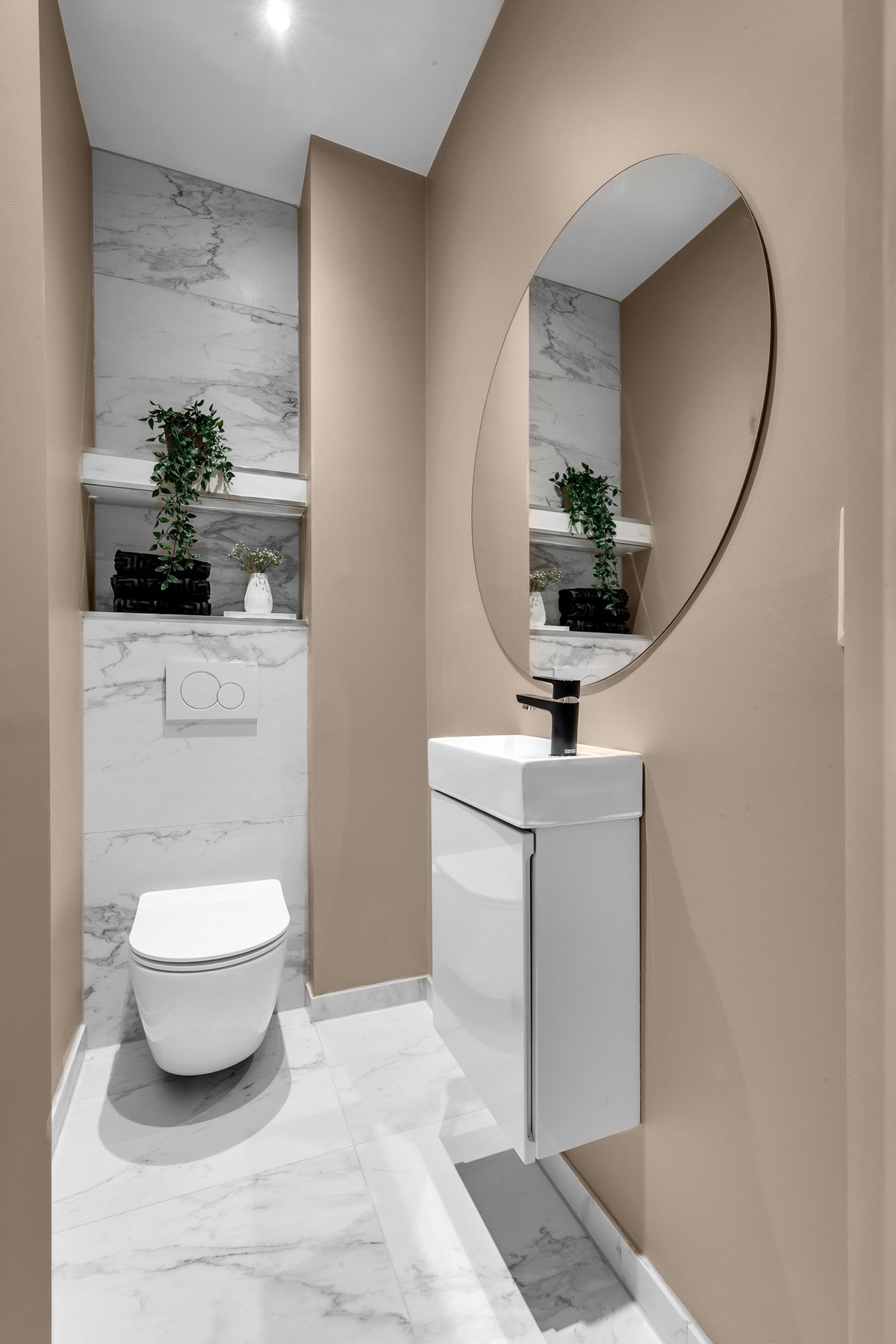 Separat wc-rom med servant med ett-greps blandebatteri og vegghengt toalett Galleribilde