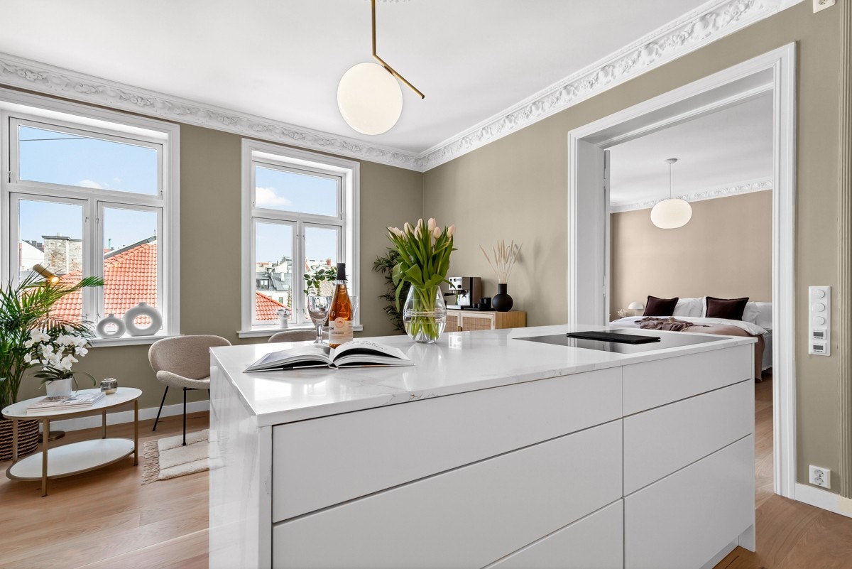 Praktisk kjøkkenøy gir ytterligere oppbevaring, benkeplass samt sitteplasser Galleribilde