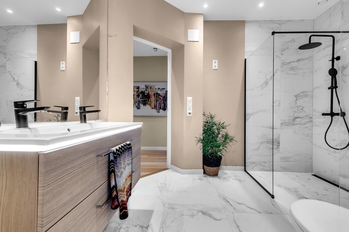 Her er alt lagt til rette for å få en god start på morgenen! Downlights i himling. Lokalt naturlig avtrekk på bad Galleribilde