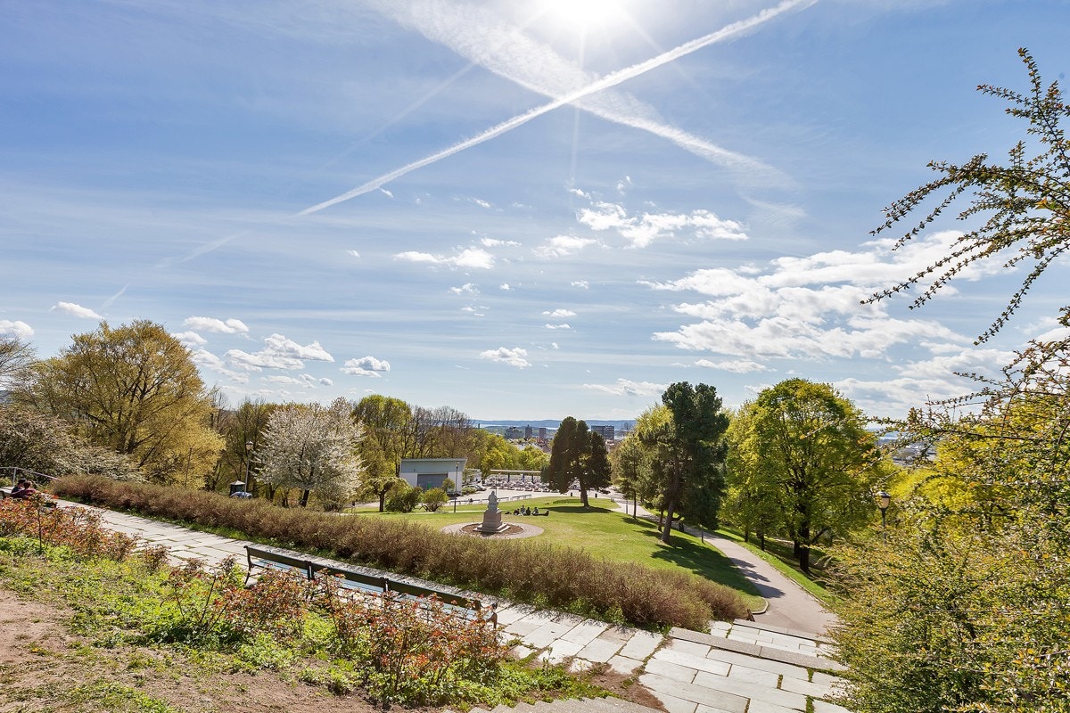 Området har få minutters gangavstand til flotte grøntarealer som blant annet promenadeparken på St.Hanshaugen med varierende terreng, svingende gangveier, svanedam, bekkeløp med bro og frodig beplantning Galleribilde