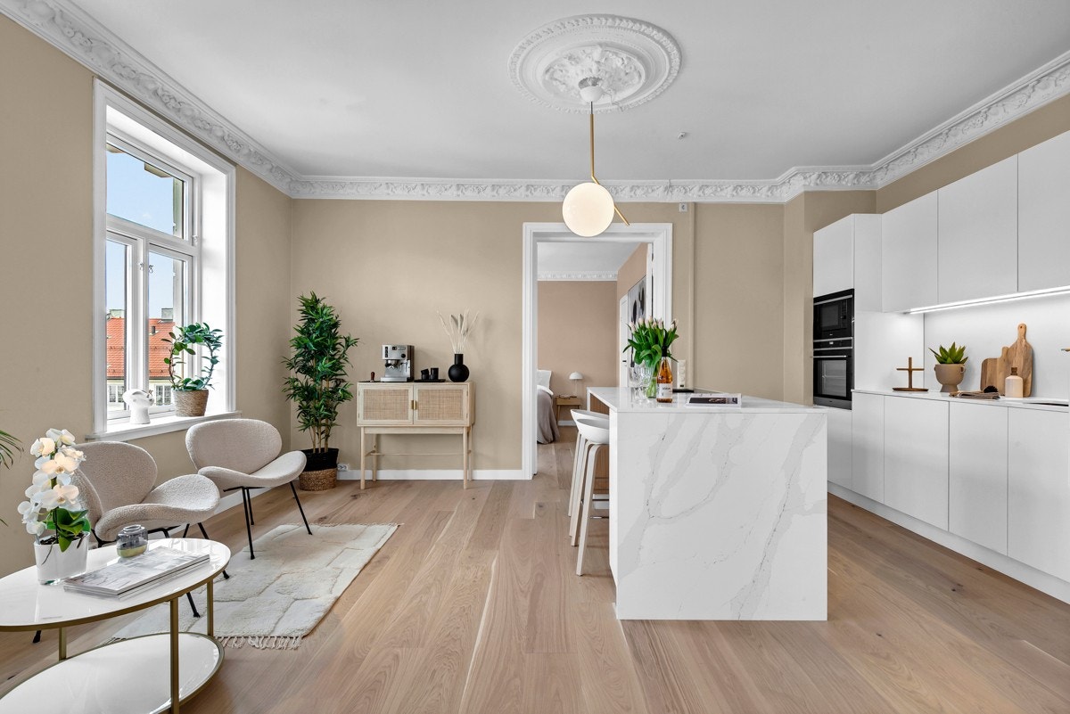 Varmefolie under parkett i alle rom utenom lite felt på innsiden av dør til baktrapp, bod og trinn til hovedbad Galleribilde