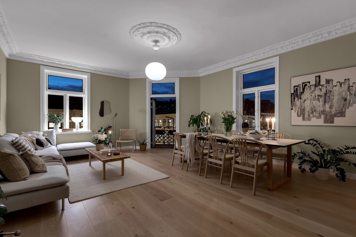 Boligens oppholdsrom er av god størrelse og er lett å møblere med god plass til sofagruppe, samt tilhørende møblement. Midt i rommet er det plassert en pen rundovn. Denne er synlig fra hele stuen og bidrar til en god og lun atmosfære Galleribilde