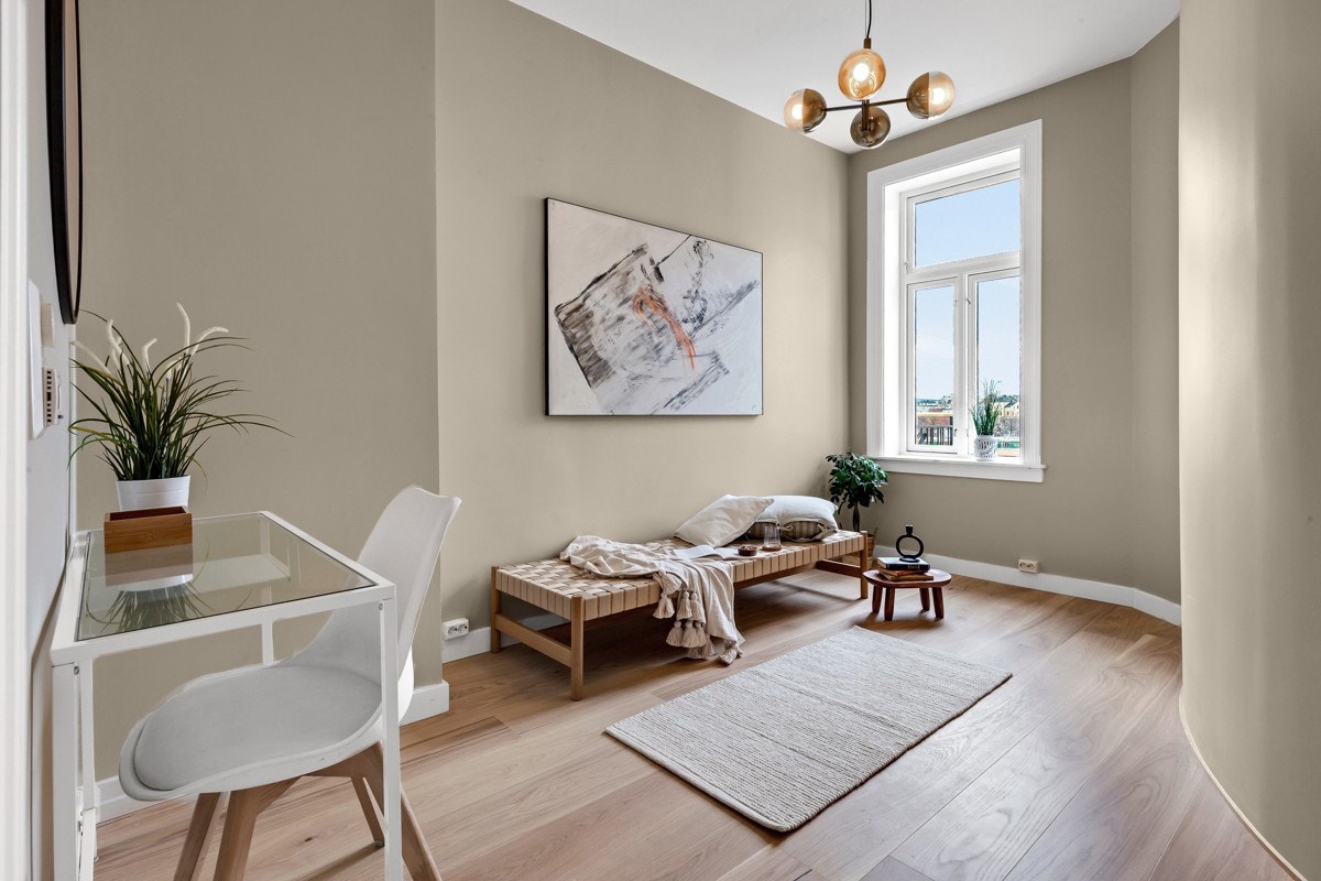 Det siste soverommet har plass til seng og oppbevaringsløsninger. Passer ypperlig som barnerom, gjesterom, kontor, walk-in eller lignende. Dette rommet har i likhet med de andre énstavs eikeparkett og malte overflater Galleribilde