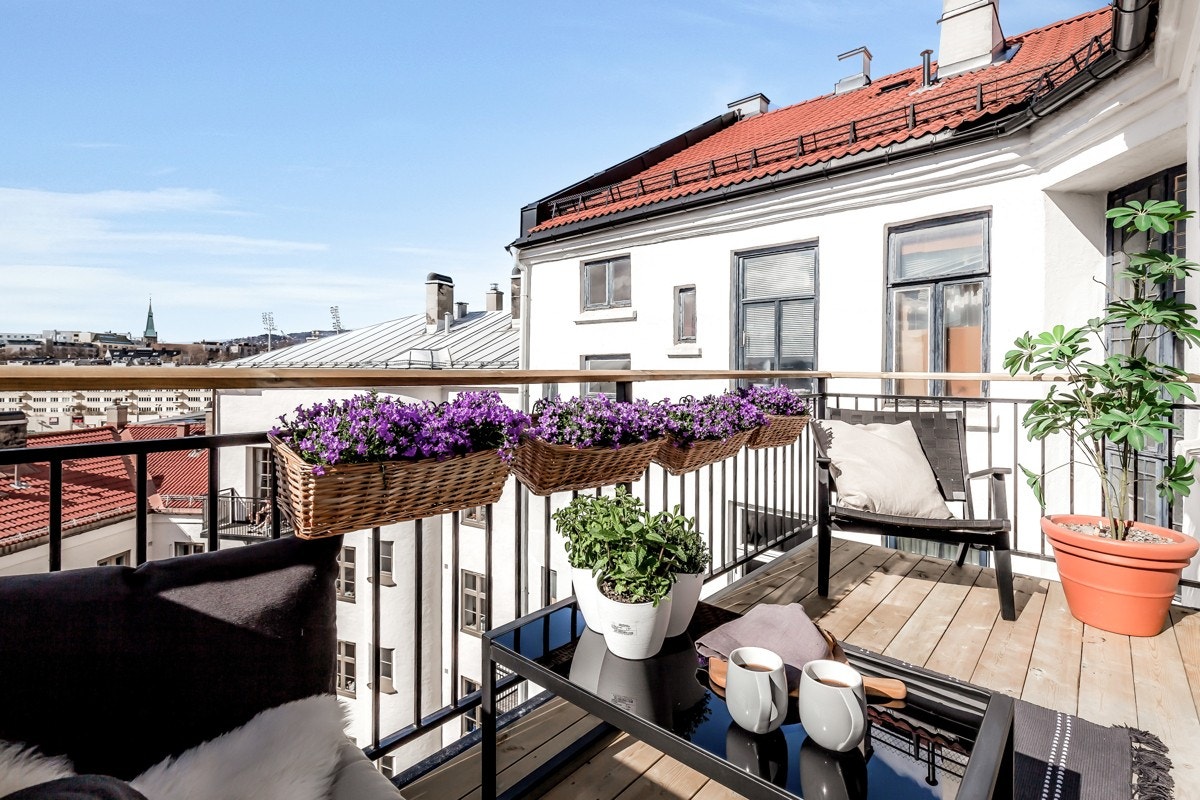 Med plass til utemøbler ligger alt til rette for at de solfylte dagene kan nytes her ute! Galleribilde