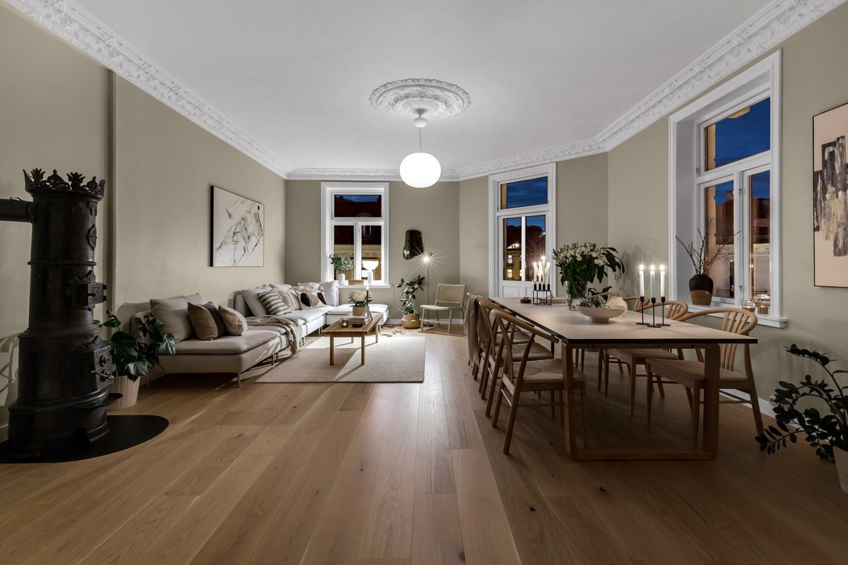 I oppholdsrommet har du mulighet til å ha en stor spisebordsgruppe om ønskelig. Dette er rommet for sosiale sammenkomster i selskap med venner, gode middager og avkobling Galleribilde