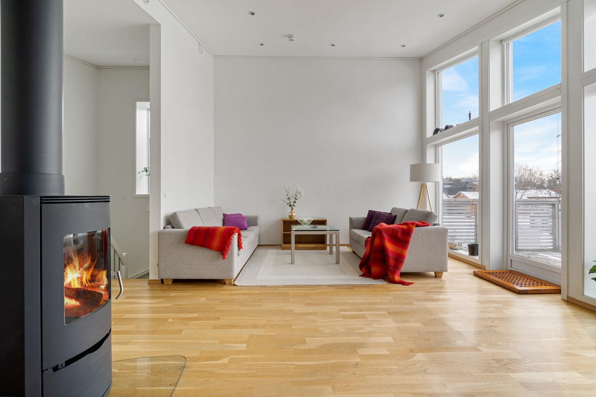 I stue er det downlights med LED i himlinger og parkett på gulv
