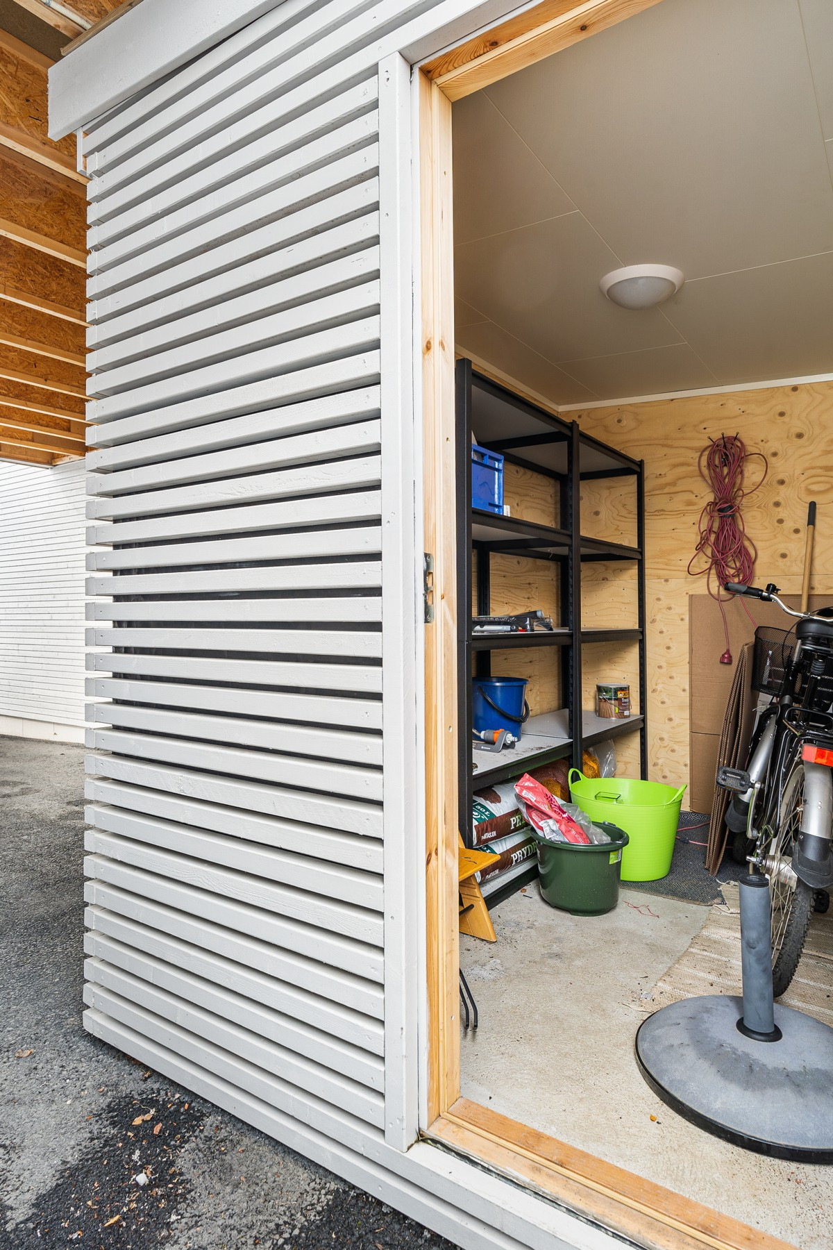 Romslig sportsbod i bakkant av carport