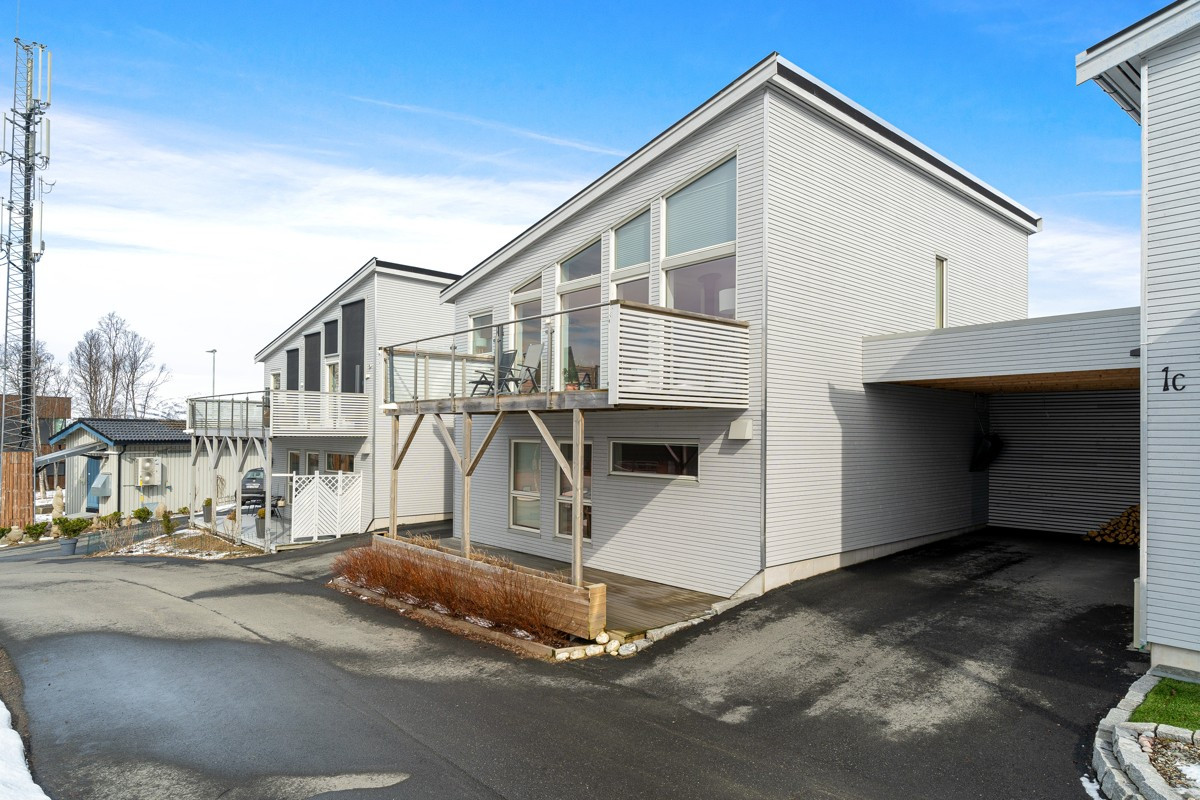 Parkering i carport, samt på tomt